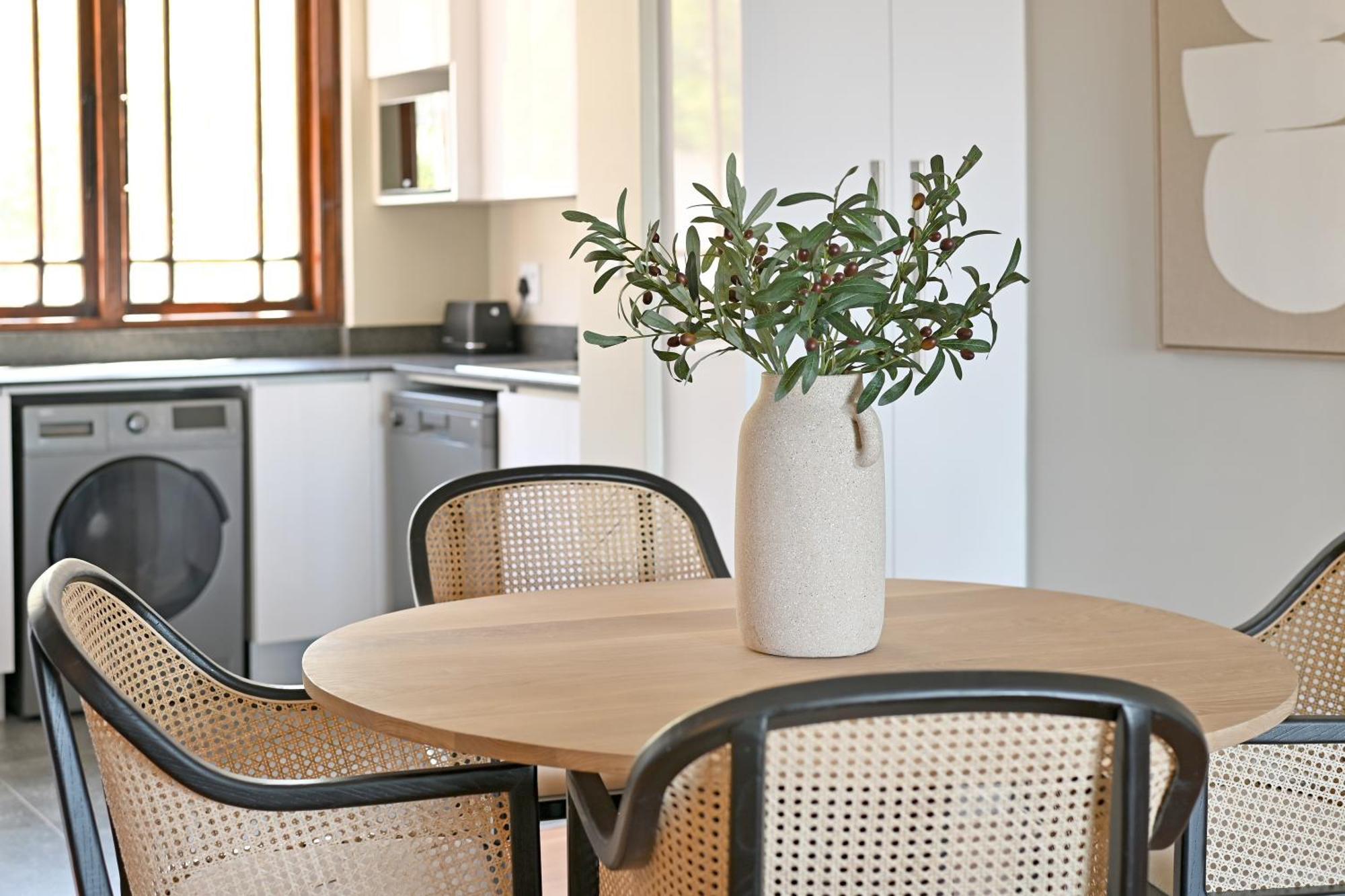 Stylish 2 Bedroom Ensuite With Beautiful Views Apartment *