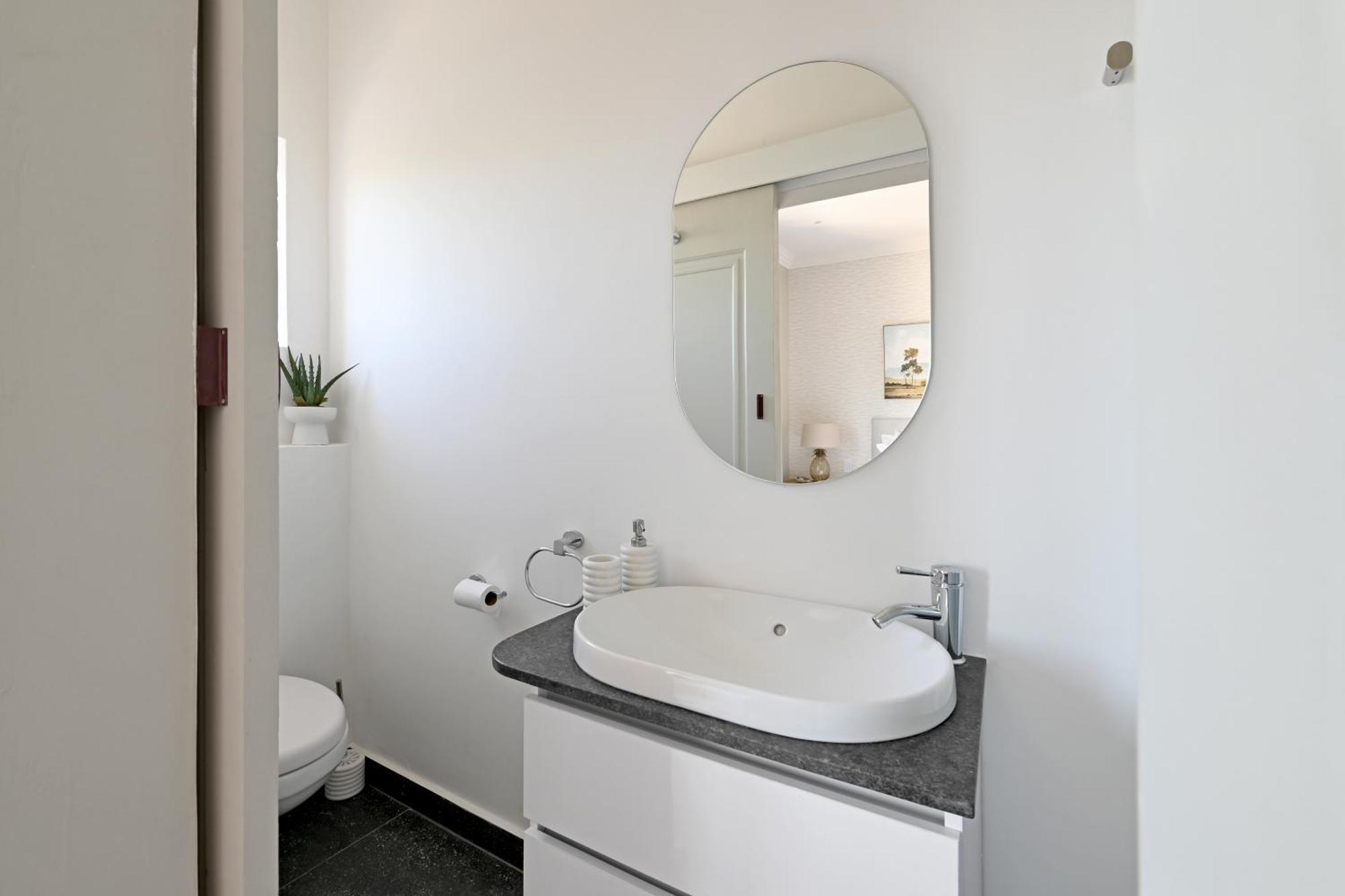 Stylish 2 Bedroom Ensuite With Beautiful Views Apartment *