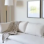Stylish 2 Bedroom Ensuite Apt With Beautiful Views